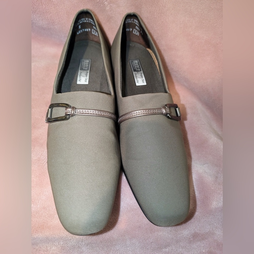 Munro American Proper Size Perfect Fit Slip-On Block Heel Shoe 9N taupe
